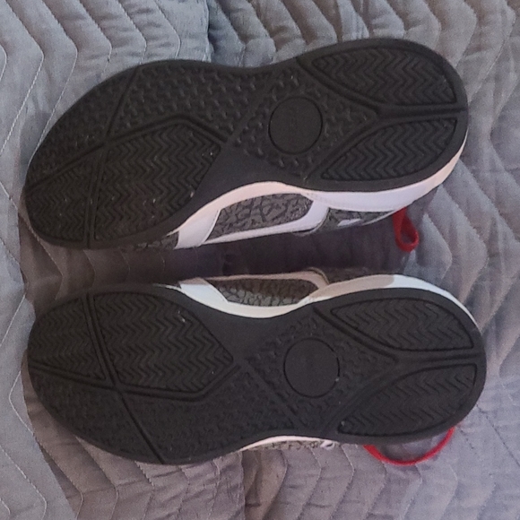 Fubu red and white basketball shoes - Picture 4 of 5